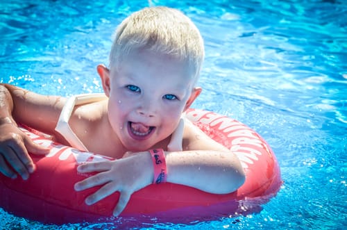 Dziecko w basenie z kołem ratunkowym