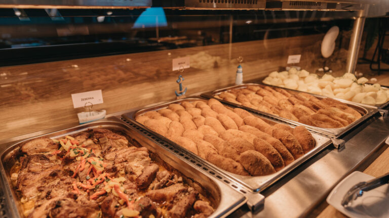 Dlaczego warto rezerwować pobyt z wyżywieniem? Spokój, oszczędność i prawdziwy smak rodzinnych wakacji