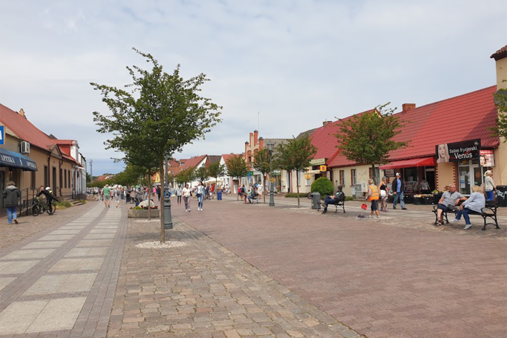 Deptak w Łebie – serce wakacyjnego miasta czy tylko turystyczny szlak?