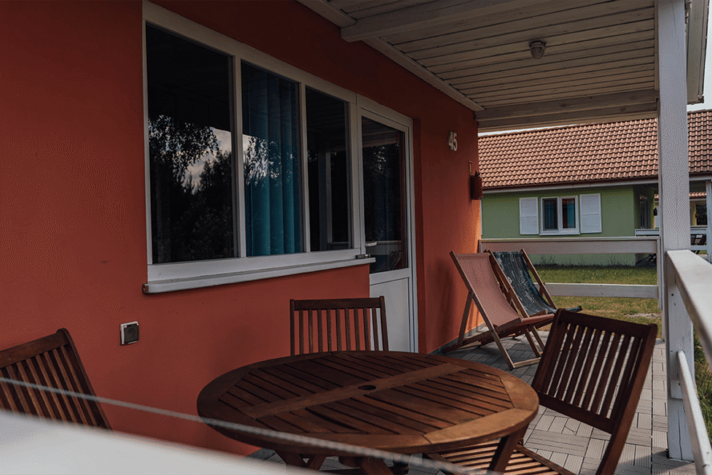 Dlaczego domek to najlepsza forma noclegu dla rodziny nad morzem? Sprawdź, co naprawdę robi różnicę