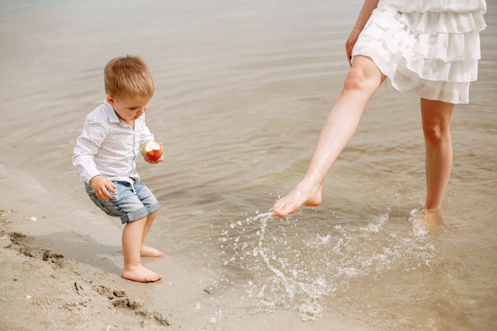 Co zabrać nad morze z dzieckiem? Gotowa lista, dzięki której nie zapakujesz pół domu