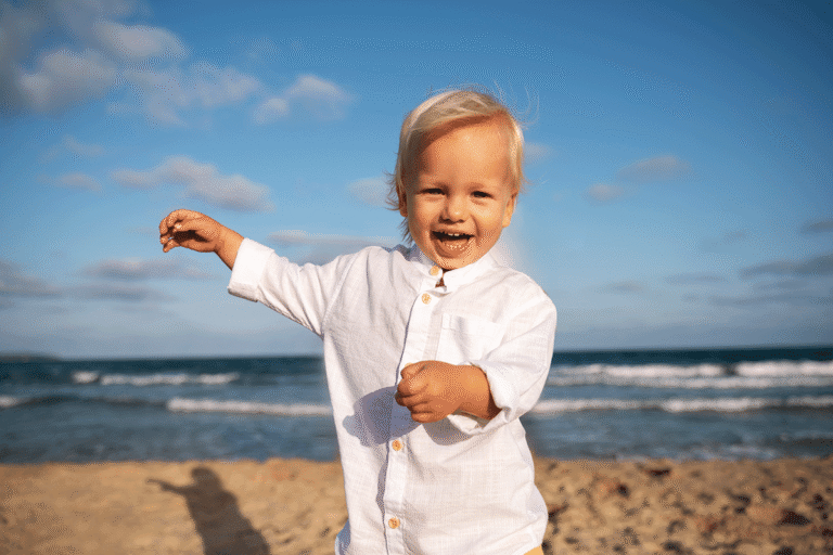 Co zabrać nad morze z niemowlakiem? Sprawdź praktyczną listę, która oszczędzi Ci stresu i miejsca w walizce