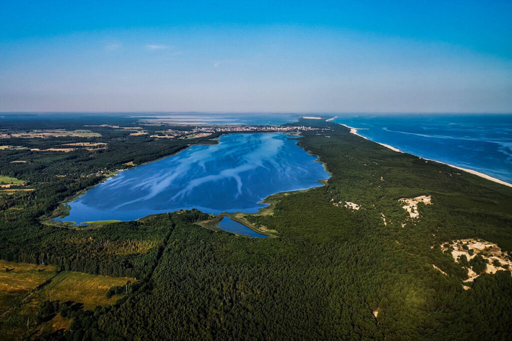 Jezioro Sarbsko koło Łeby – atrakcje, plaża, noclegi i wszystko, co warto wiedzieć
